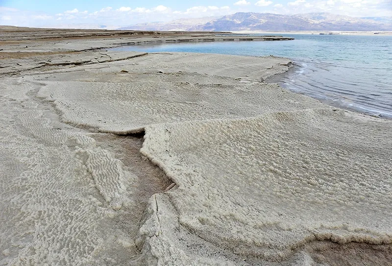 Dépôts de halite le long de la côte ouest de la mer Morte