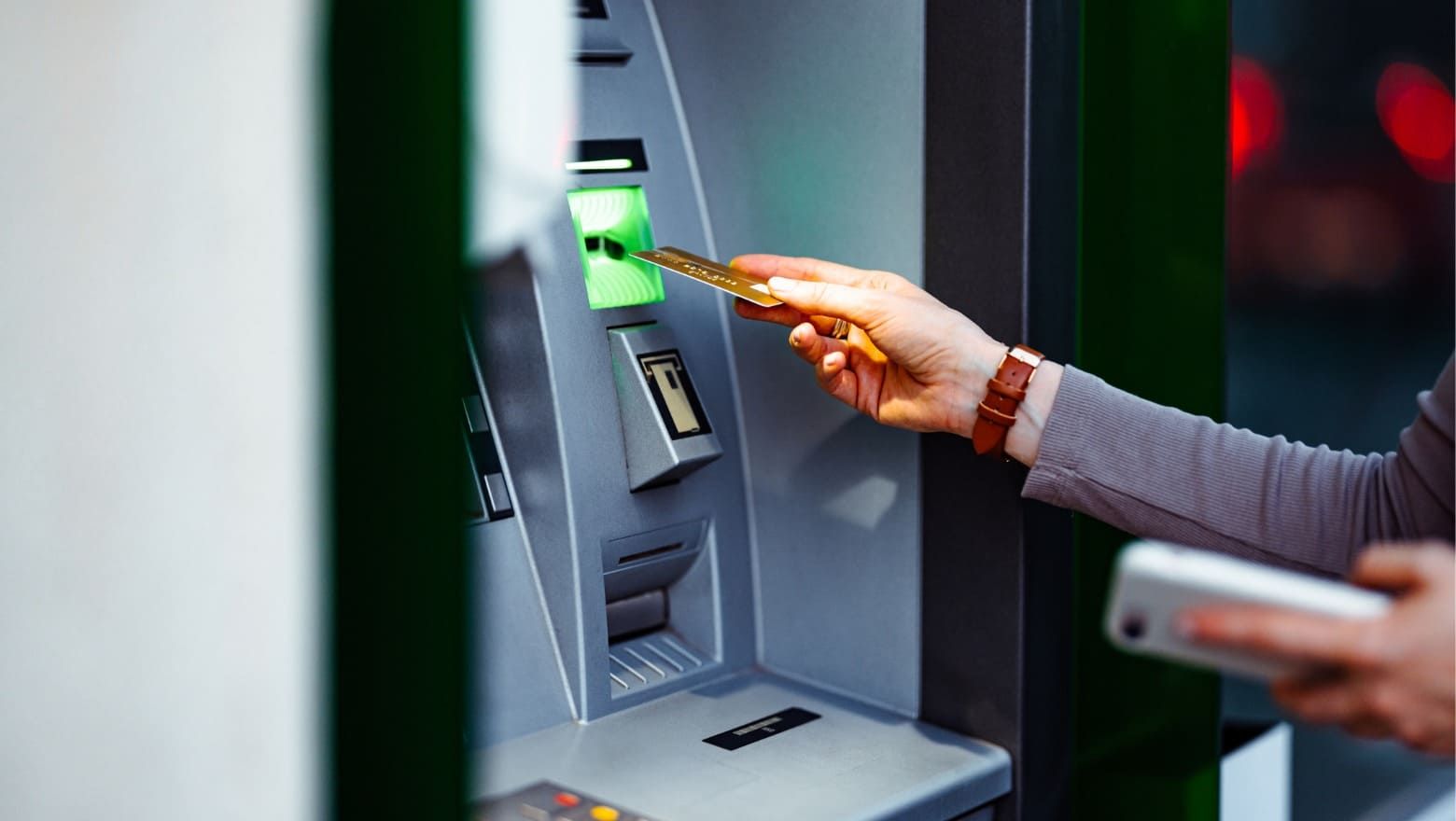 sobk0323023_seo-sofi-learn_how-much-cash-can-you-withdraw-from-a-bank-_1560x880